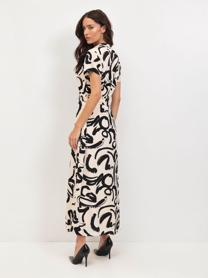 שמלה דפוס חגורה PROMO בצבע שחור/אופוויט