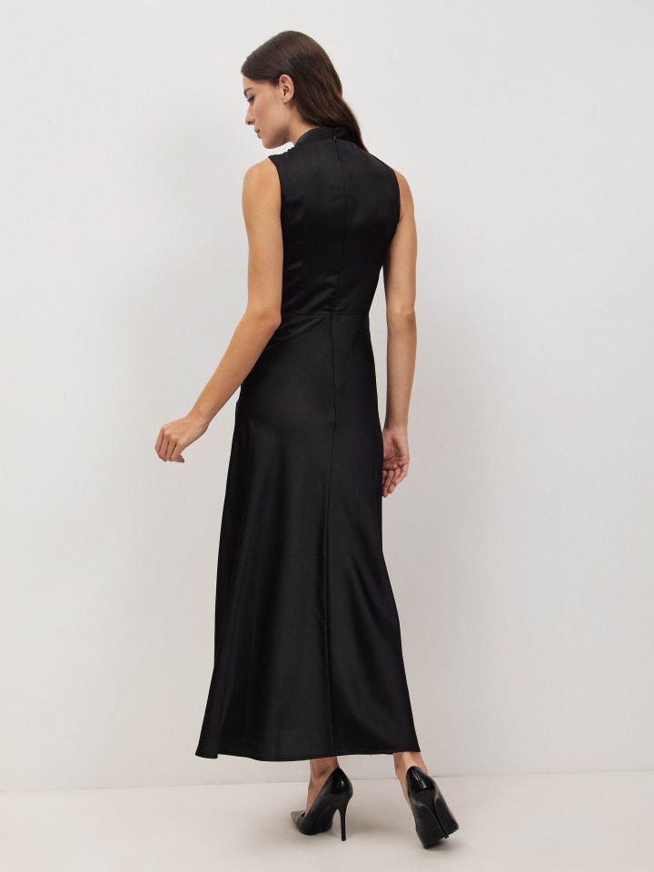 שמלה סטן קשירה במותן בצבע שחור