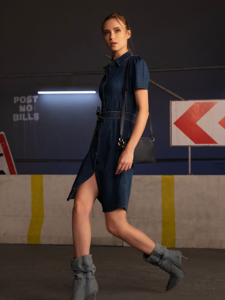 שמלה ג’ינס חצי שרוול בצבע ג’ינס