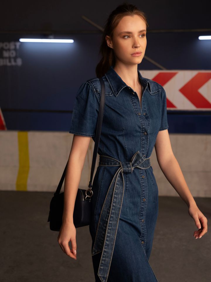 שמלה ג’ינס חצי שרוול בצבע ג’ינס