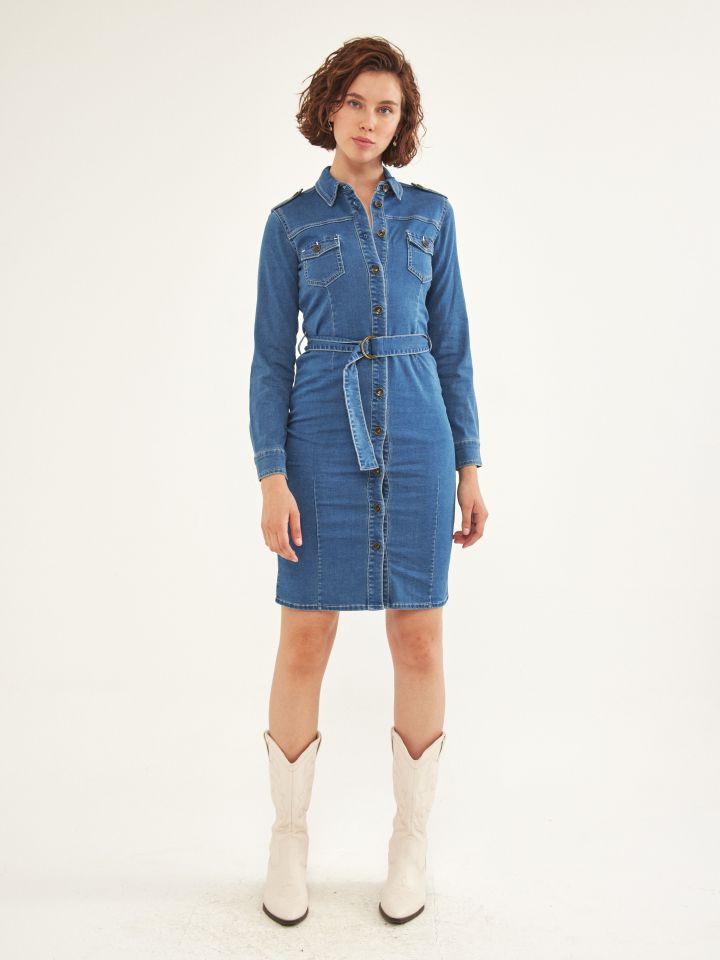 שמלה ג’ינס בצבע ג’ינס בהיר