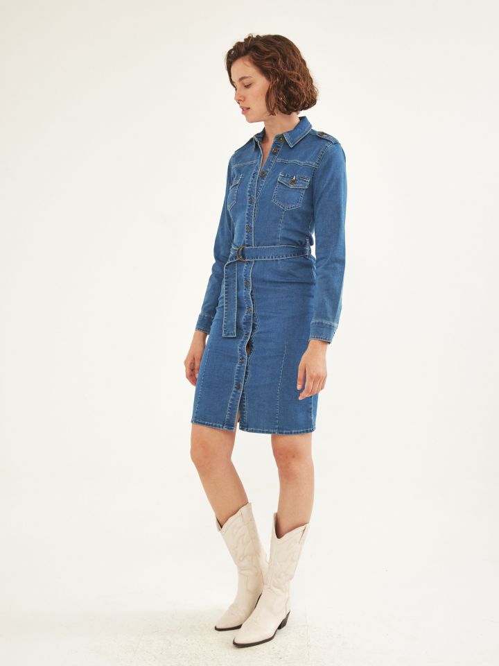 שמלה ג’ינס בצבע ג’ינס בהיר