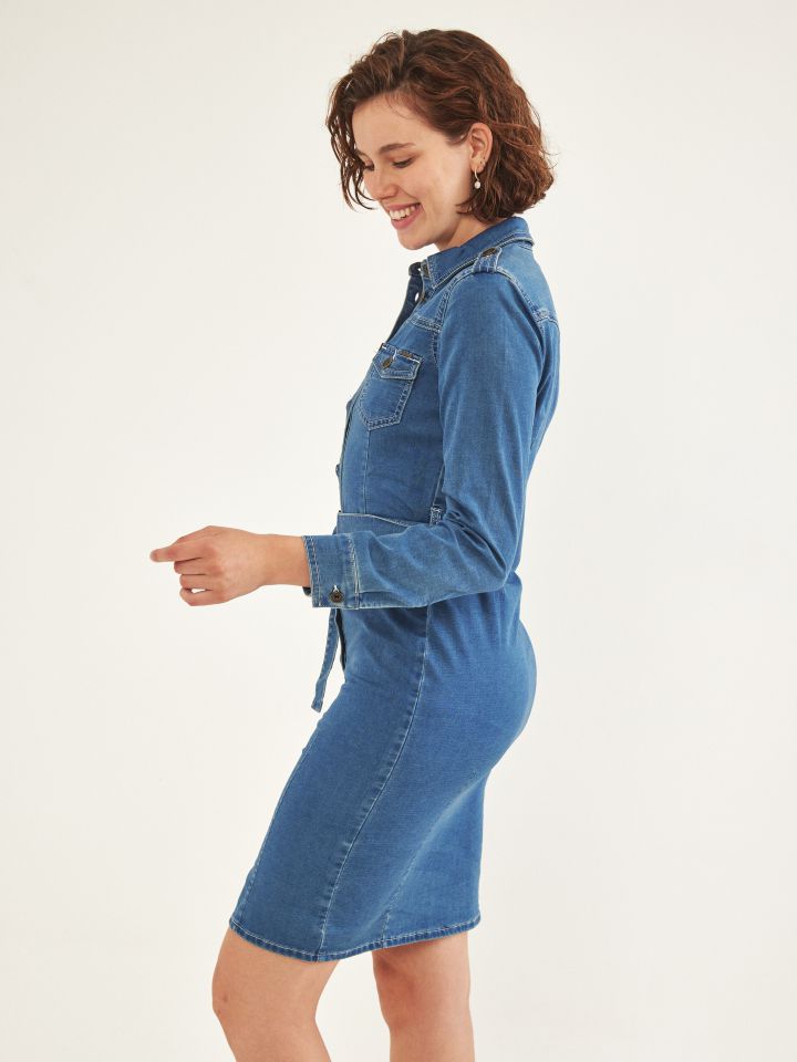 שמלה ג’ינס בצבע ג’ינס בהיר