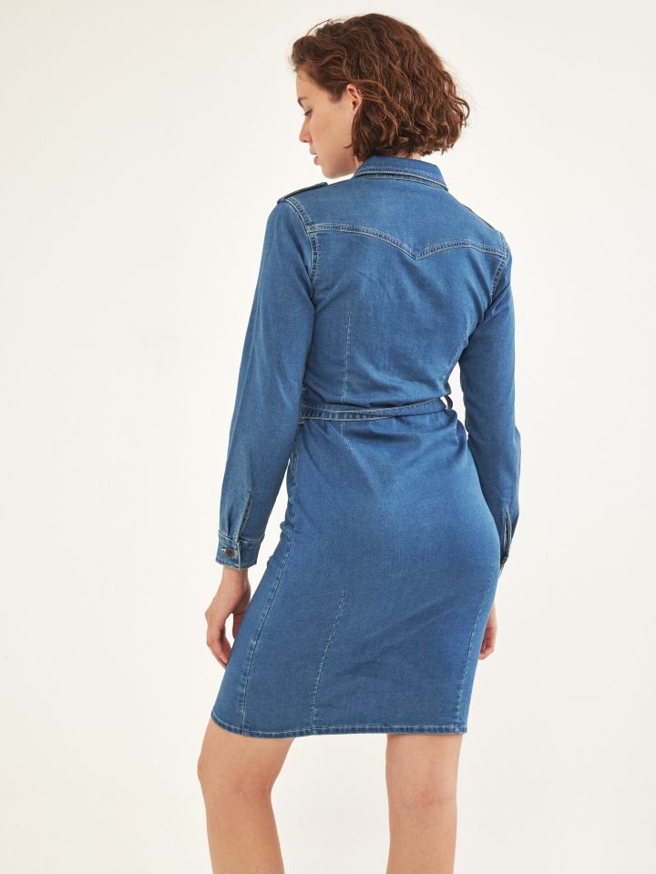 שמלה ג’ינס בצבע ג’ינס בהיר