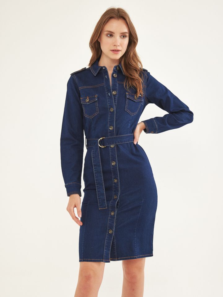 שמלה ג’ינס בצבע ג’ינס כהה