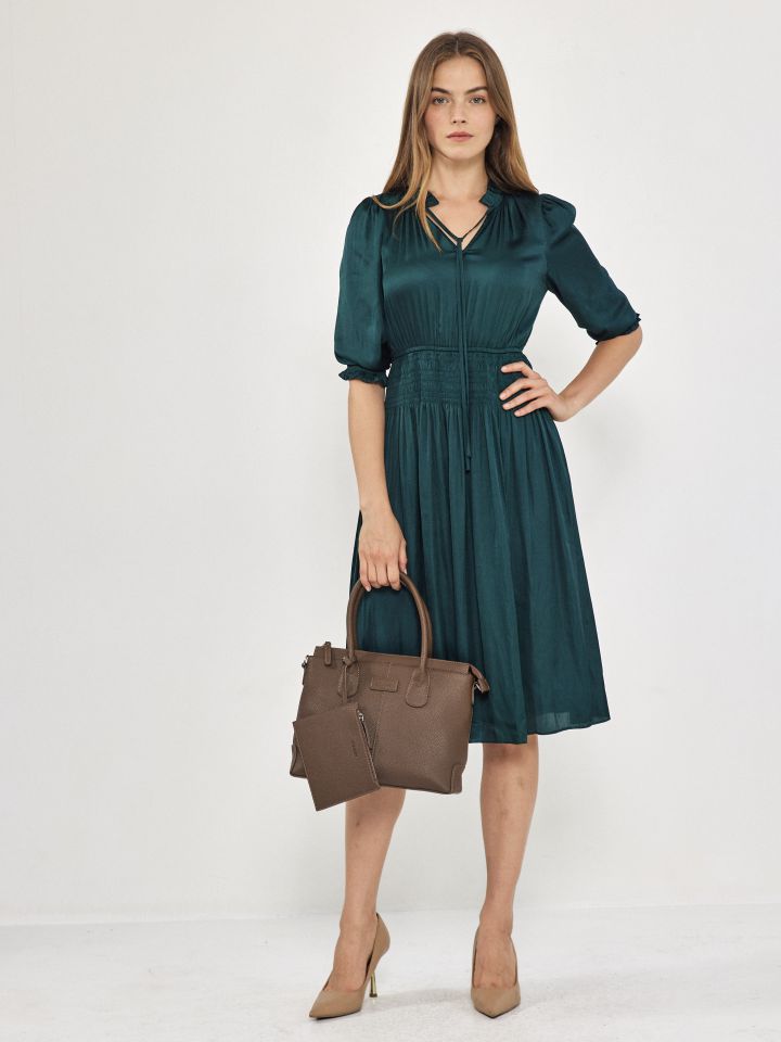 שמלה סטן קומות פתח קשירה בצבע ירוק בקבוק