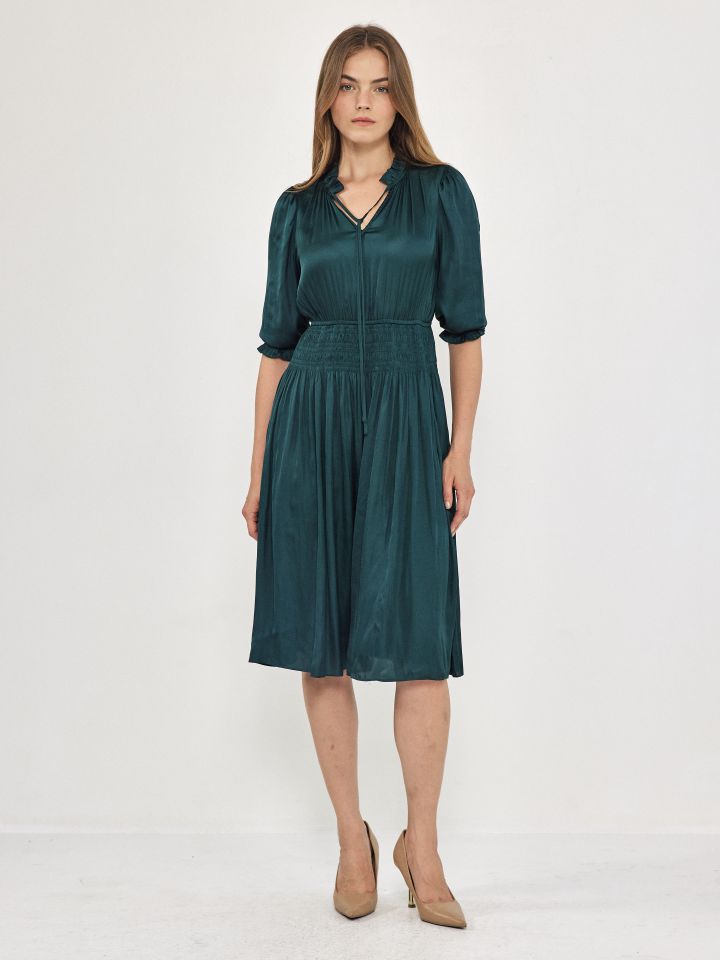 שמלה סטן קומות פתח קשירה בצבע ירוק בקבוק