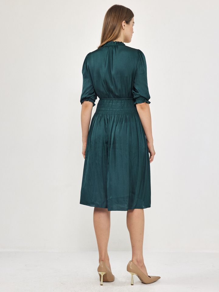 שמלה סטן קומות פתח קשירה בצבע ירוק בקבוק