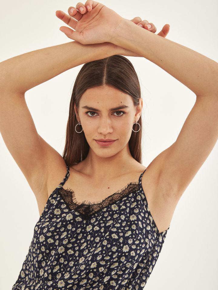 שמלה מקסי V שילוב תחרה בצבע פרחוני