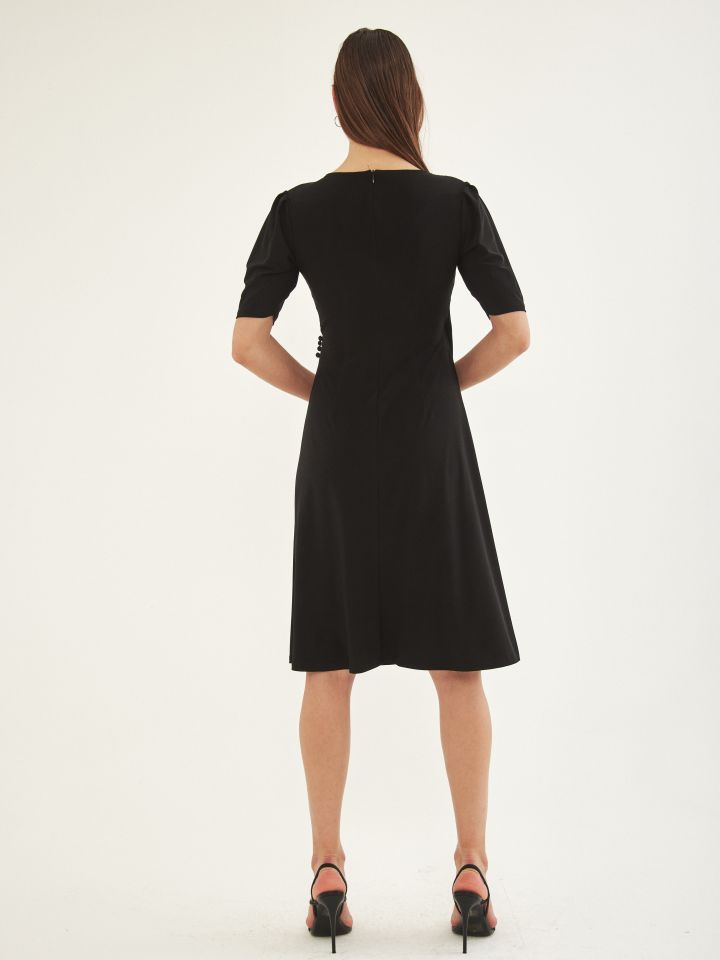 שמלה מעטפה כפ’ צד PROMO בצבע שחור