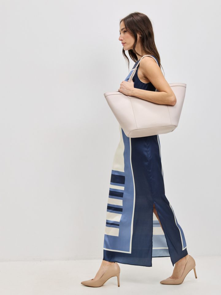 שמלה סטן דפוס גיאומטרי בצבע נייבי