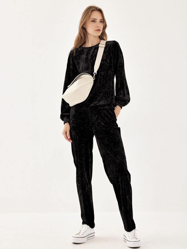 חליפת פנאי קטיפה בצבע שחור