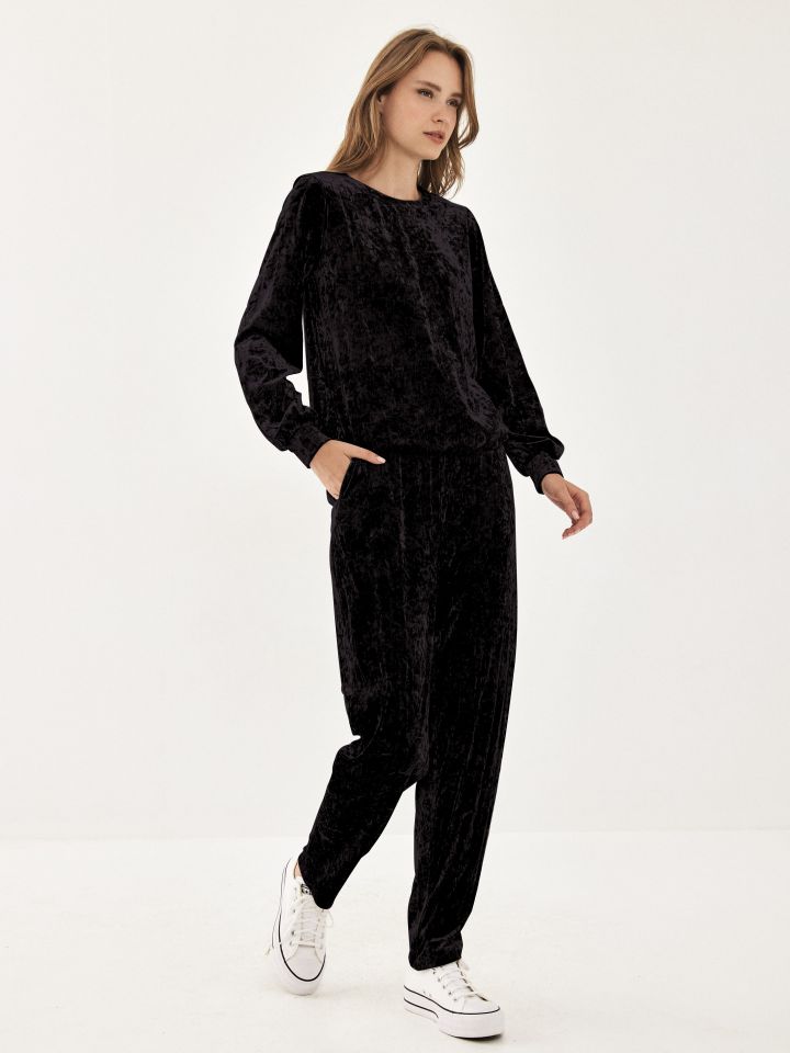 חליפת פנאי קטיפה בצבע שחור