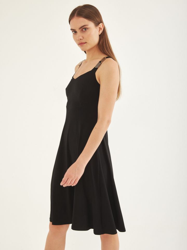 שמלה אבזמים בצבע שחור