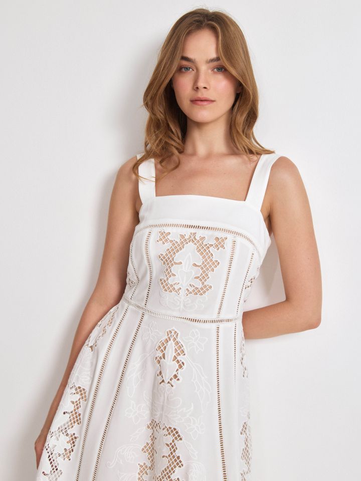 שמלה תחרה KONTENTO בצבע אופוויט