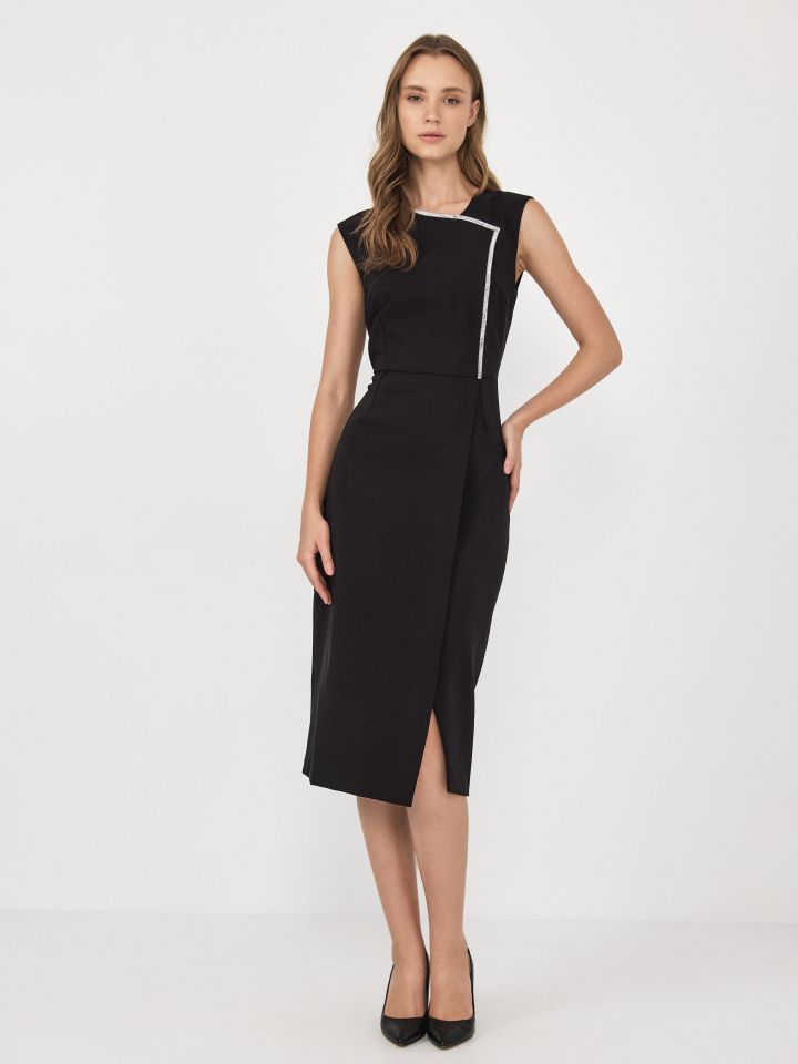 שמלה COMO פתח אסמטרי בצבע שחור