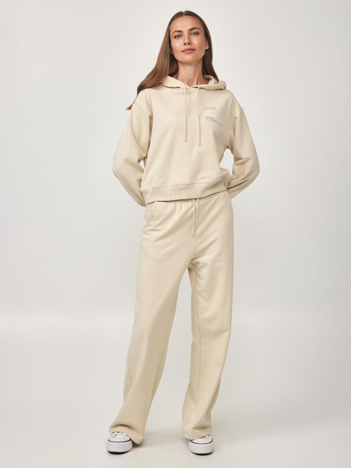 חליפת פנאי קפוצ’ון בצבע בייז’