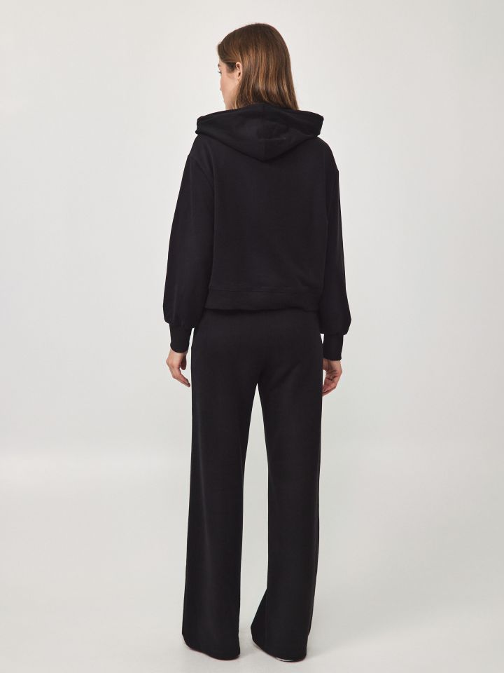 חליפת פנאי קפוצ’ון בצבע שחור