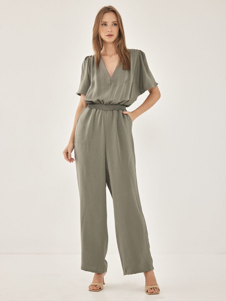 אוברול V סטן מקומט בצבע ירוק