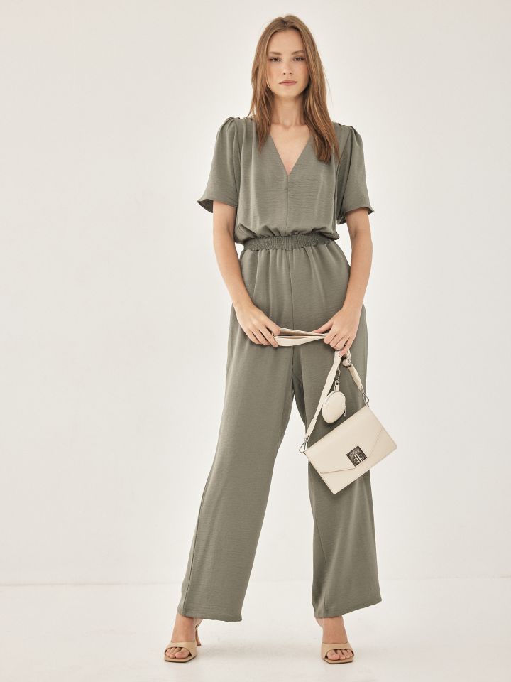 אוברול V סטן מקומט בצבע ירוק