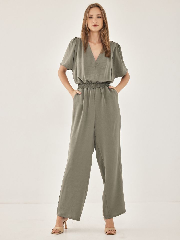 אוברול V סטן מקומט בצבע ירוק