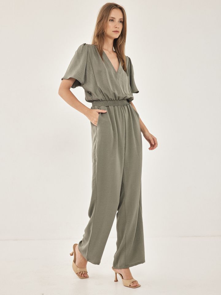 אוברול V סטן מקומט בצבע ירוק