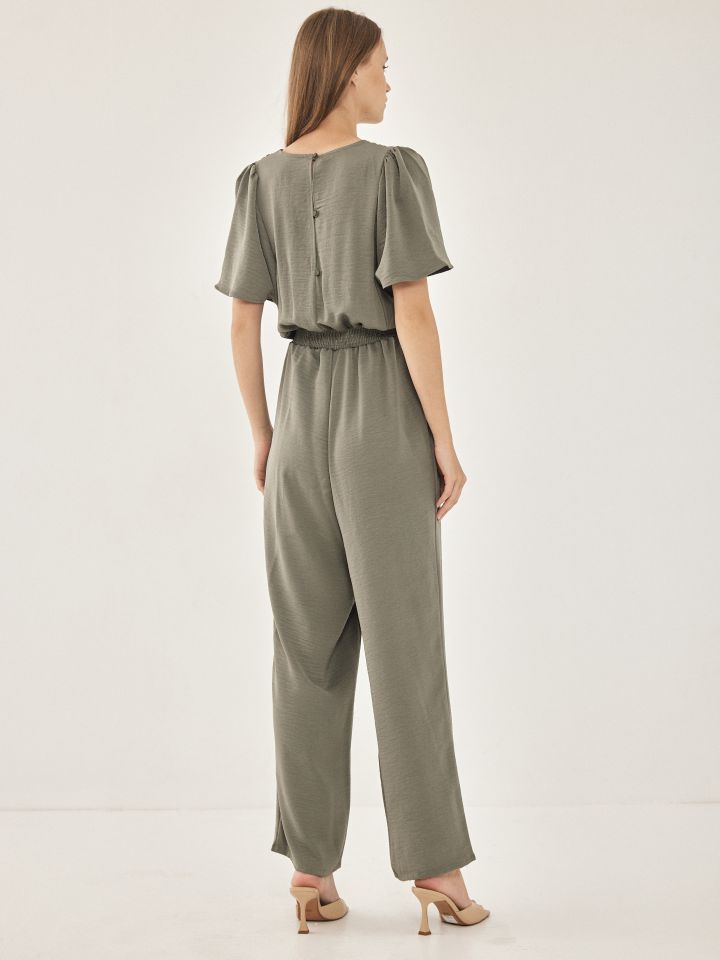 אוברול V סטן מקומט בצבע ירוק