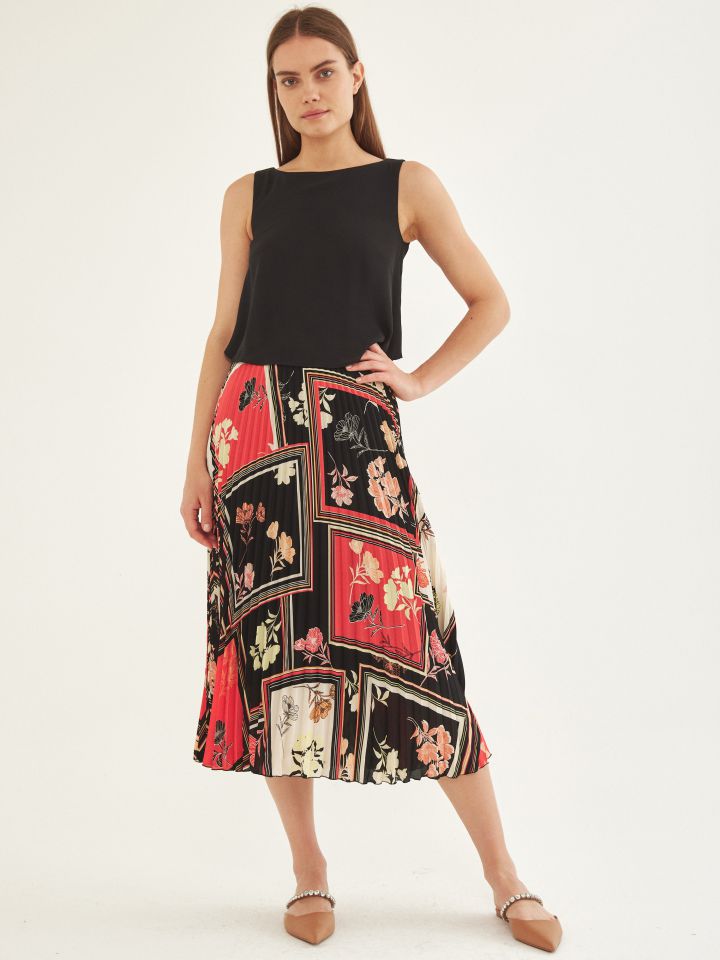 שמלה פליסה מראה שכבות בצבע קורל