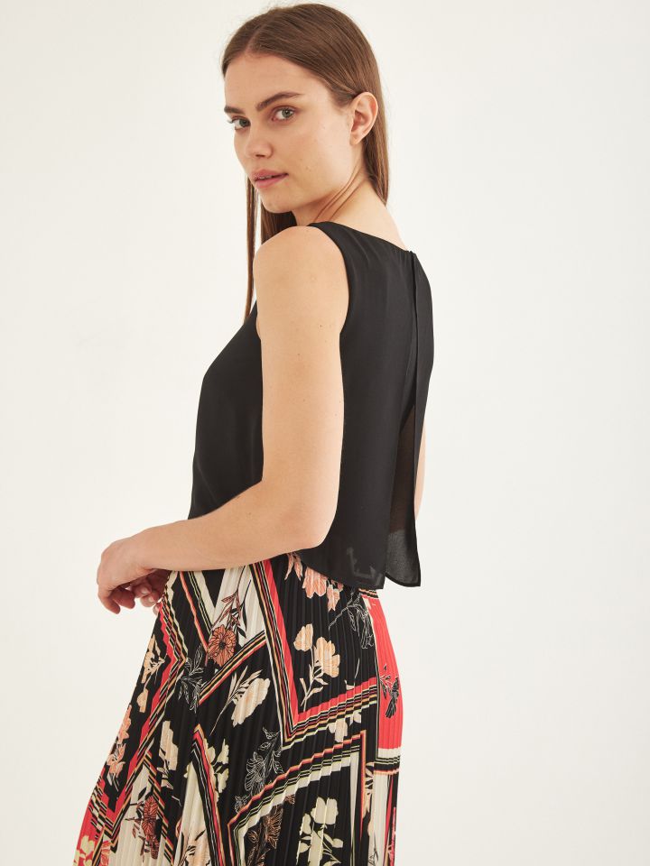 שמלה פליסה מראה שכבות בצבע קורל