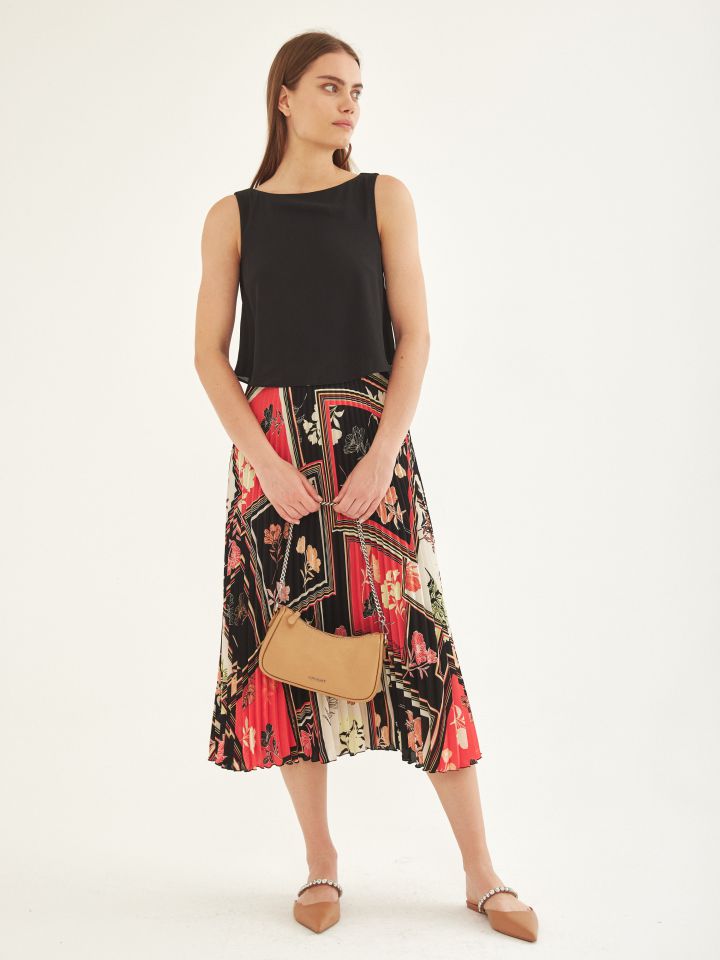 שמלה פליסה מראה שכבות בצבע קורל