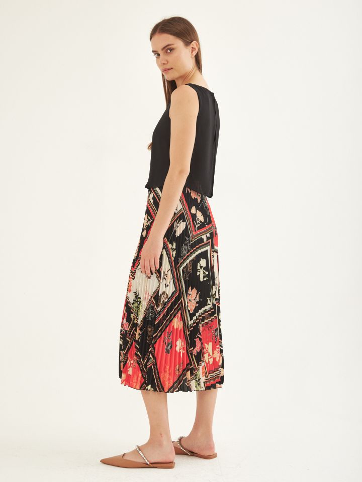 שמלה פליסה מראה שכבות בצבע קורל