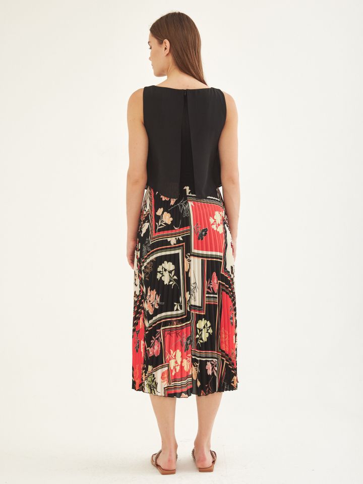 שמלה פליסה מראה שכבות בצבע קורל