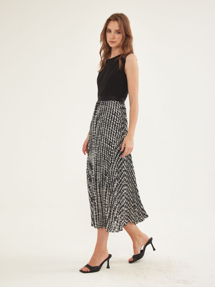 שמלה שילוב פליסה בצבע נקודות