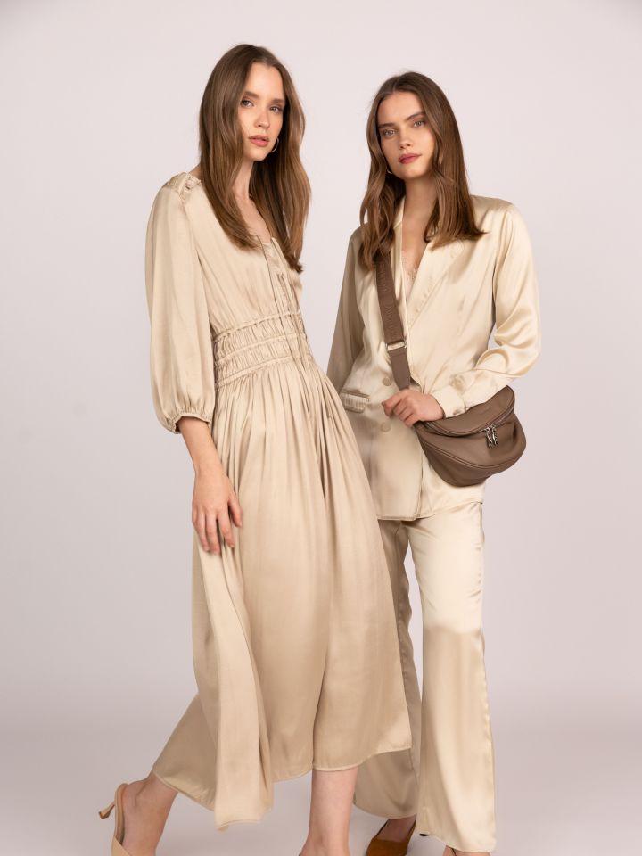 שמלה סטן פתח קשירות בצבע בייז קפוצינו