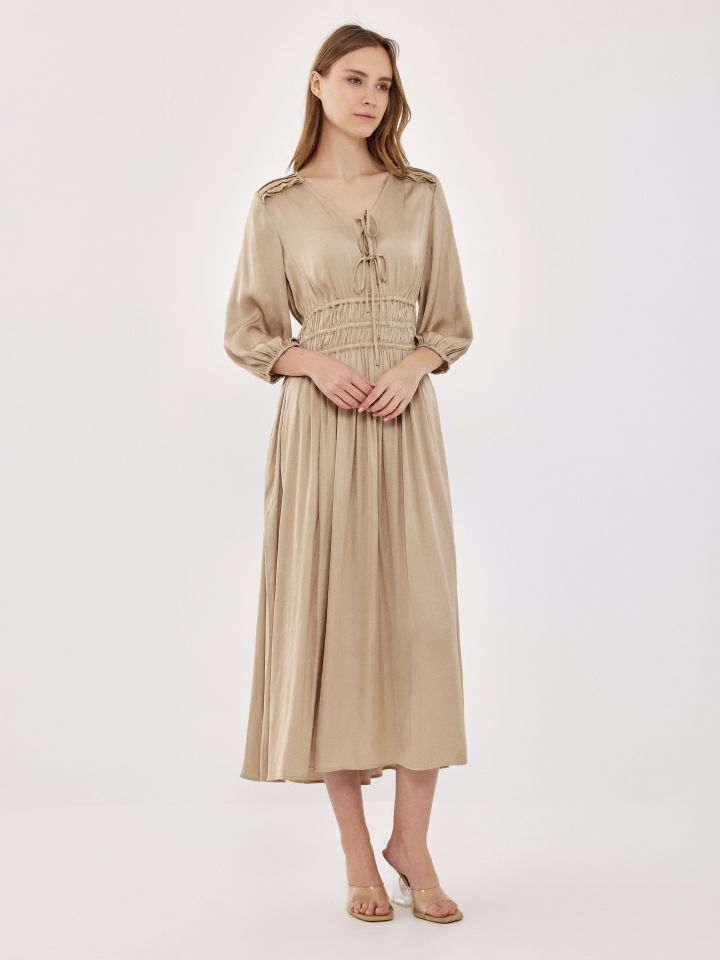 שמלה סטן פתח קשירות בצבע בייז קפוצינו