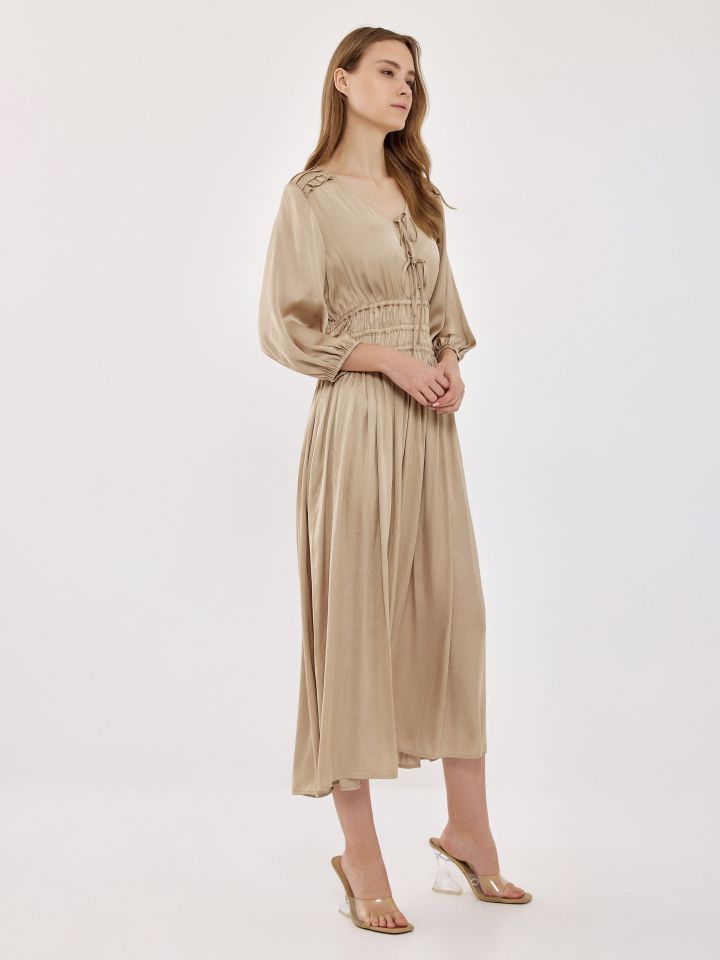 שמלה סטן פתח קשירות בצבע בייז קפוצינו