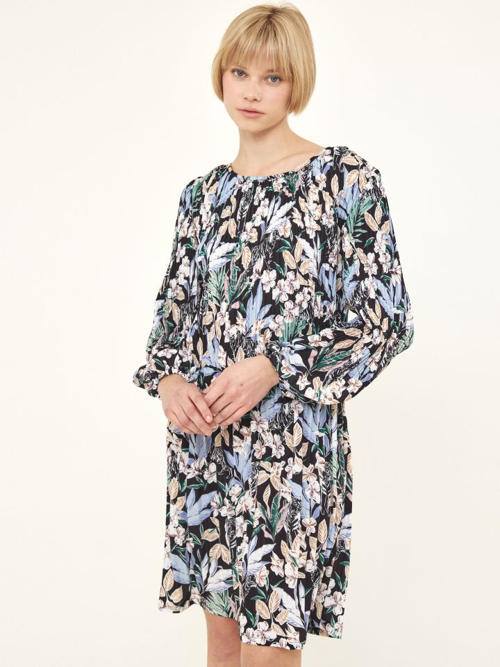 שמלה פליסה דפוס בצבע שחור