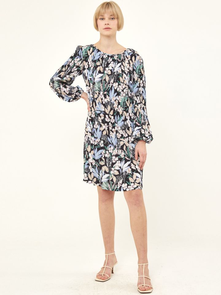 שמלה פליסה דפוס בצבע שחור