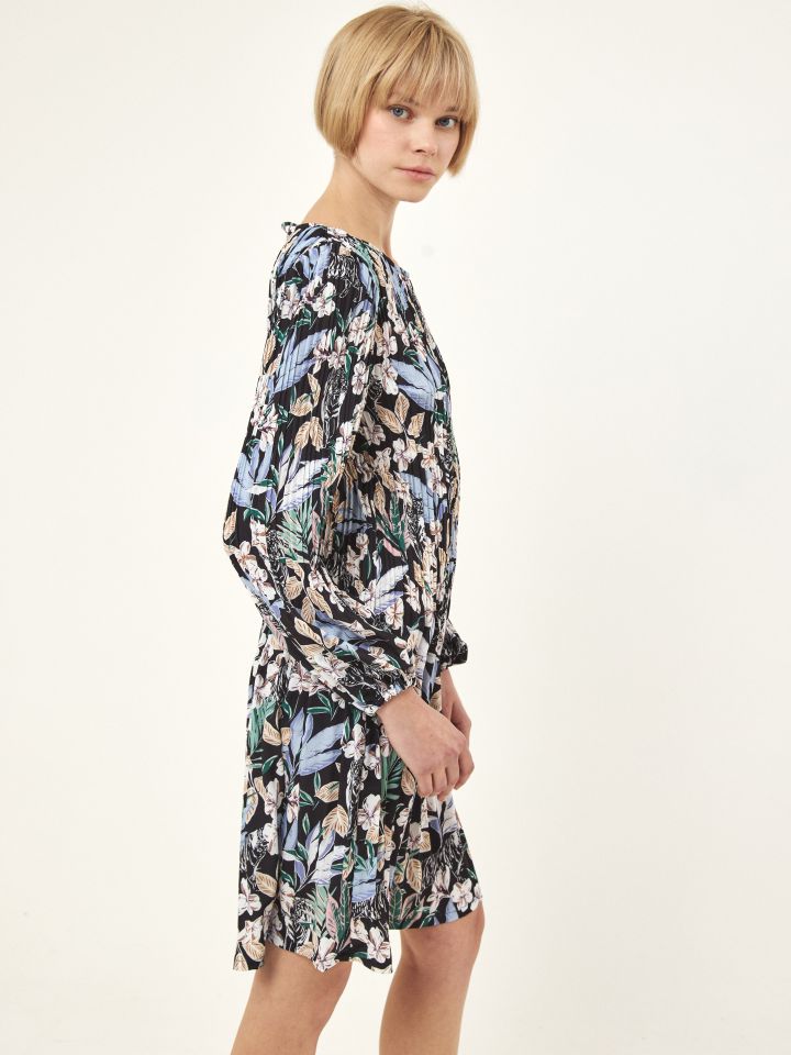 שמלה פליסה דפוס בצבע שחור