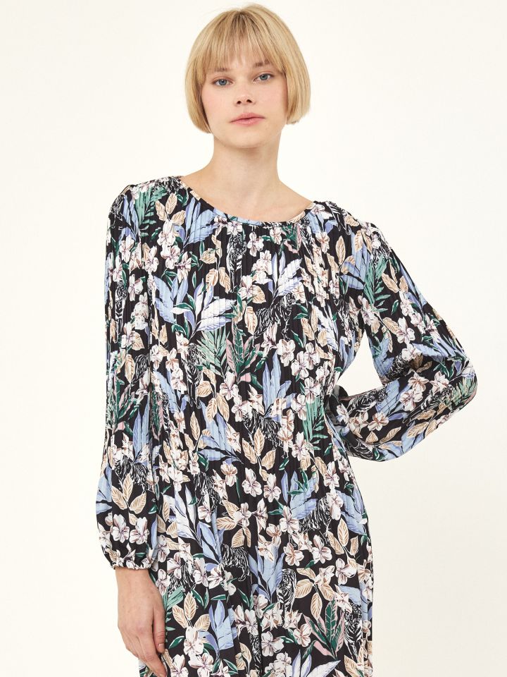 שמלה פליסה דפוס בצבע שחור