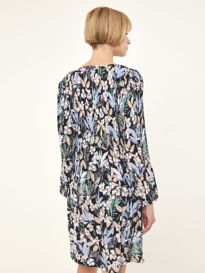 שמלה פליסה דפוס בצבע שחור