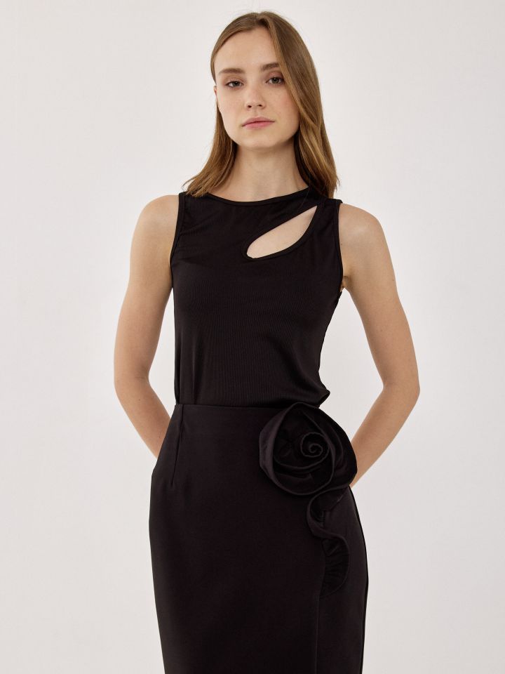 גופיה ריב פתח אסמטרי  PROMO בצבע שחור