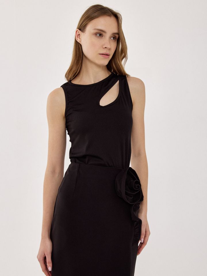 גופיה ריב פתח אסמטרי  PROMO בצבע שחור