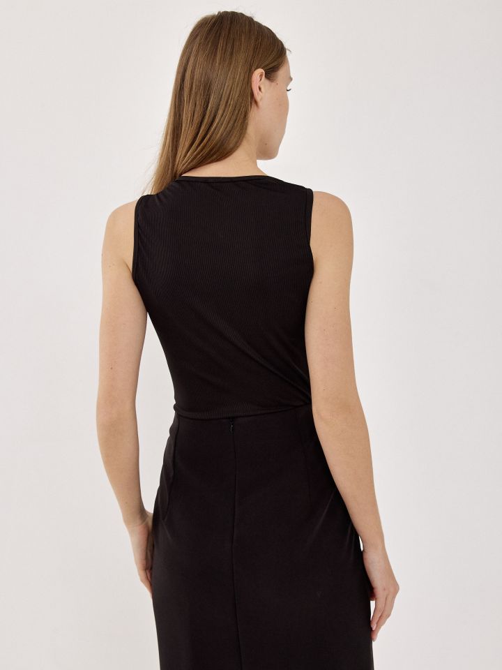 גופיה ריב פתח אסמטרי  PROMO בצבע שחור