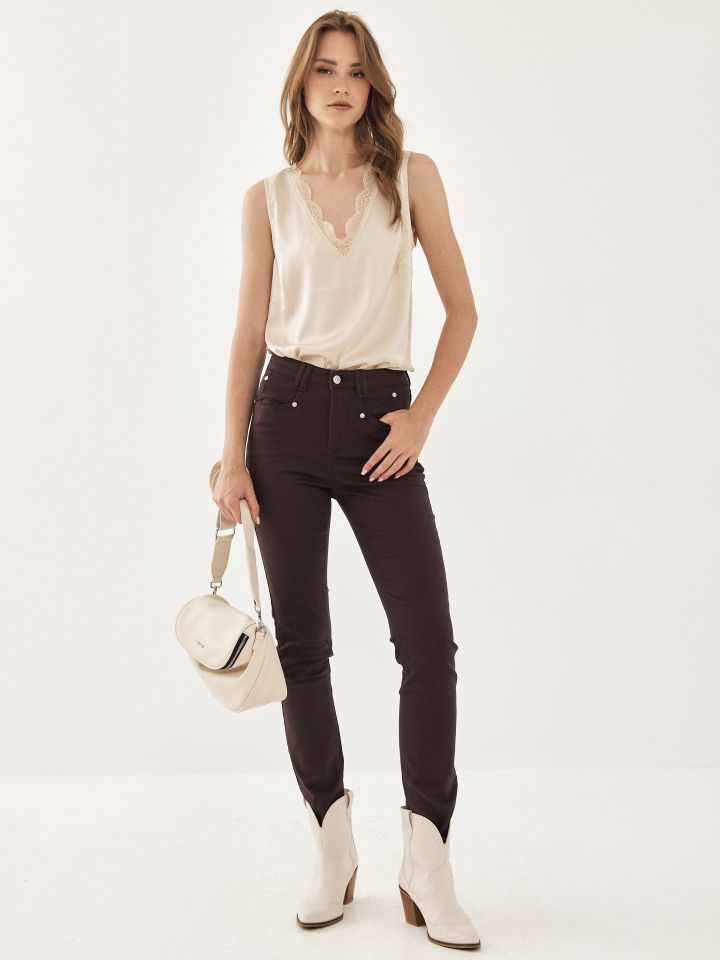 גופיה V שילוב תחרה בצבע בז’ בהיר