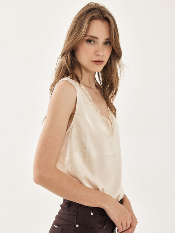 גופיה V שילוב תחרה בצבע בז’ בהיר