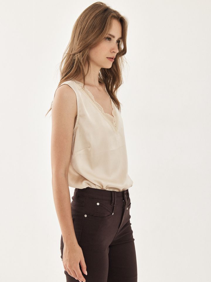 גופיה V שילוב תחרה בצבע בז’ בהיר