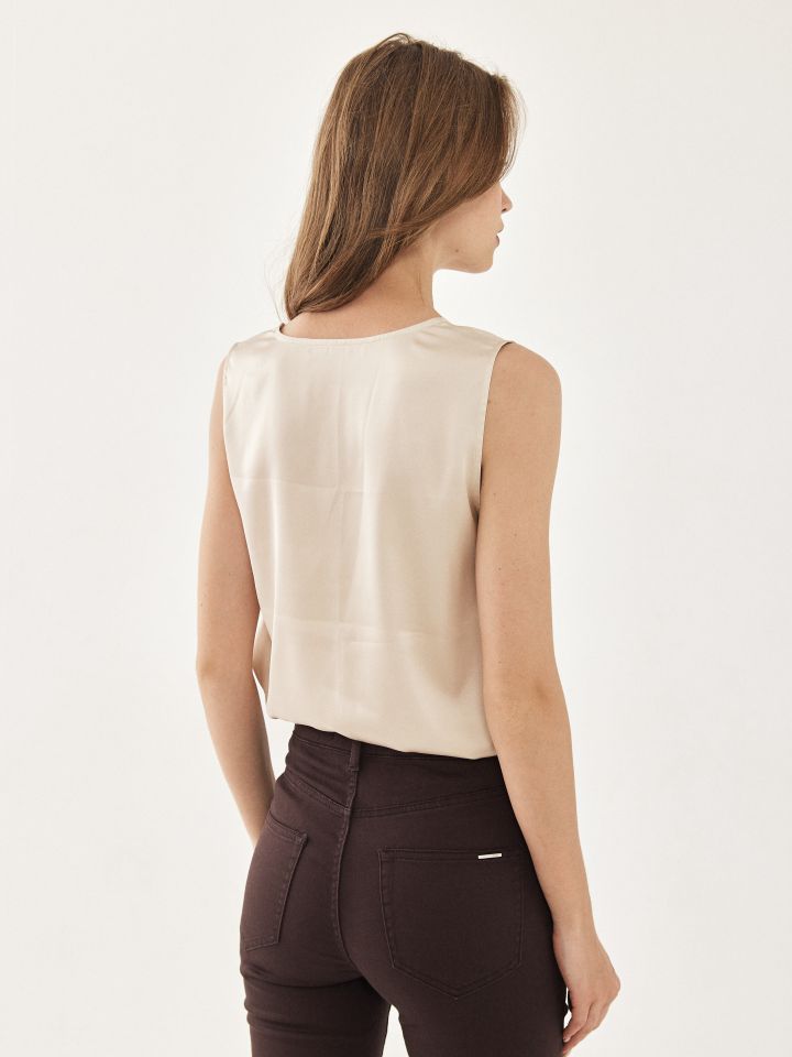 גופיה V שילוב תחרה בצבע בז’ בהיר