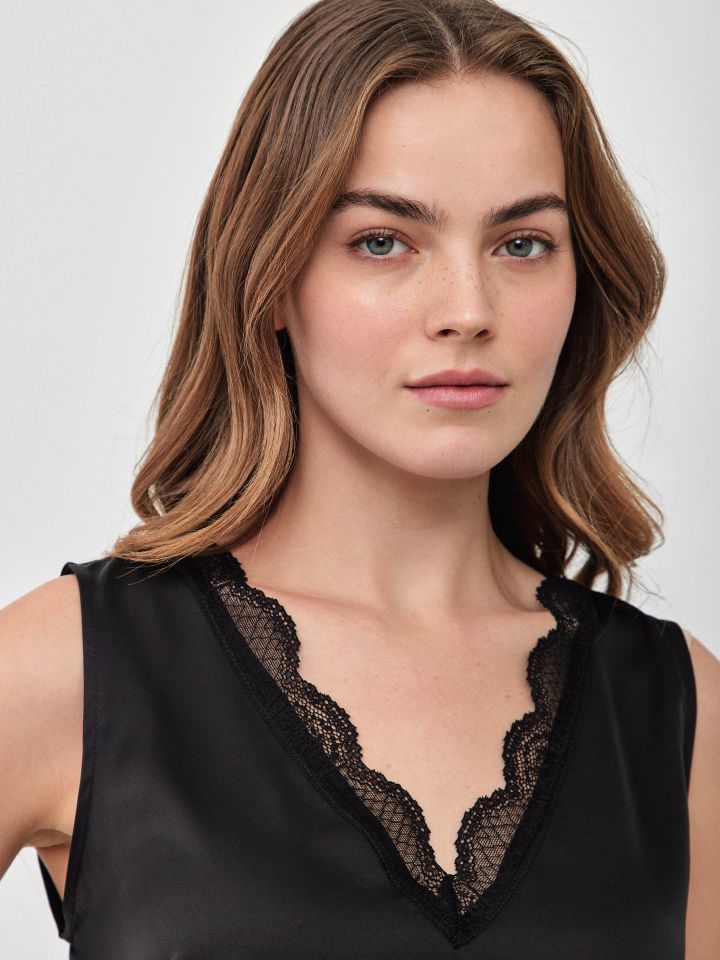 גופיה V שילוב תחרה PROMO בצבע שחור