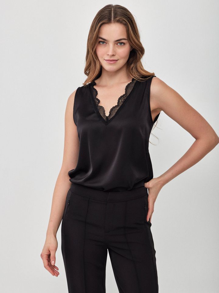 גופיה V שילוב תחרה PROMO בצבע שחור